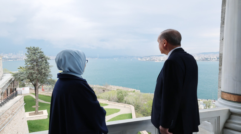 عربية الأصل وسند أردوغان لسنوات طويلة.. تعرّف على سيدة تركيا الأولى (فيديو)